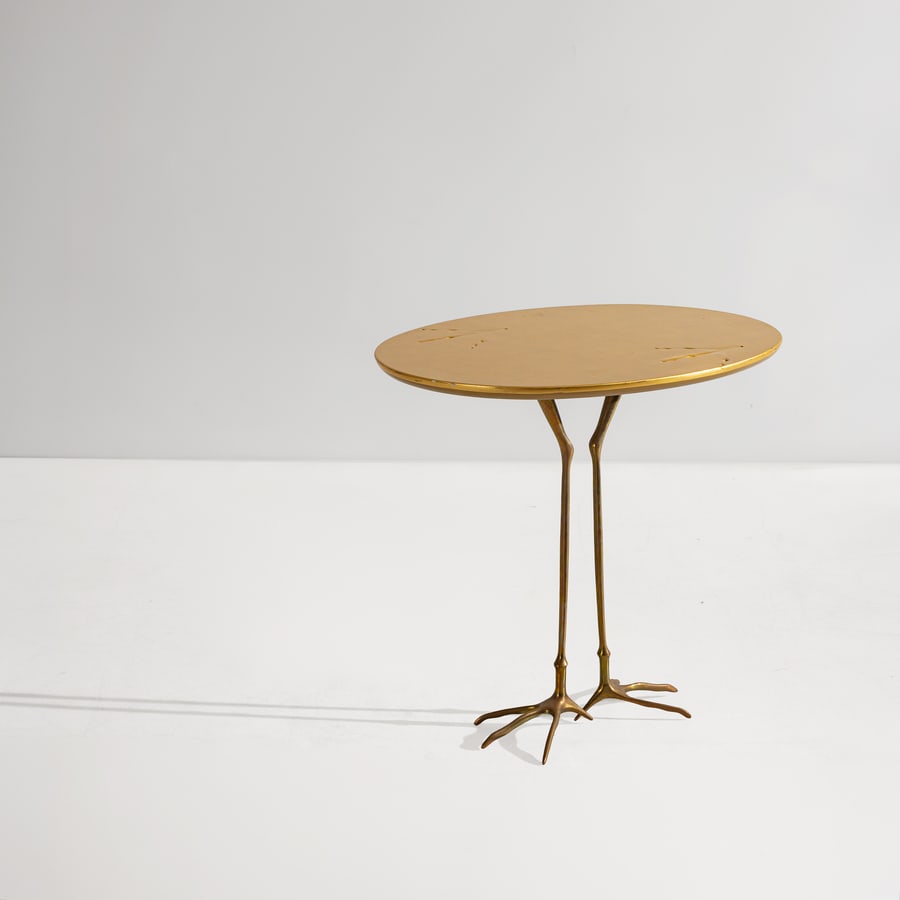 MERET OPPENHEIM: Tavolino mod. Traccia. Fusione di bronzo, legno decorato a foglia oro. Produzione Simon Gavina, 1972 ca. cm 63x68x53 AN OCCASIONAL TABLE BY M. OPPENHEIM Buone condizioni generali. Piccole righe,