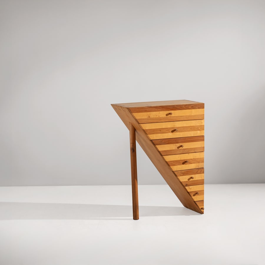 MANIFATTURA ITALIANA: Cassettiera. Legni vari. Italia anni '80. cm 100x75x34 AN ITALIAN CHEST OF DRAWERS Buone condizioni generali. Piccole righe, leggeri graffi, normali segni di usura. Trascurabili mancanze.