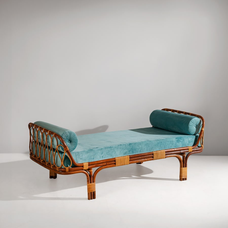 MANIFATTURA ITALIANA: Letto a giorno. Bambù, midollino intrecciato, tessuto imbottito. Italia anni '60 cm 73x205x92 AN ITALIAN DAYBED Buone condizioni generali. Piccole righe, leggeri graffi, normali segni di usura. L