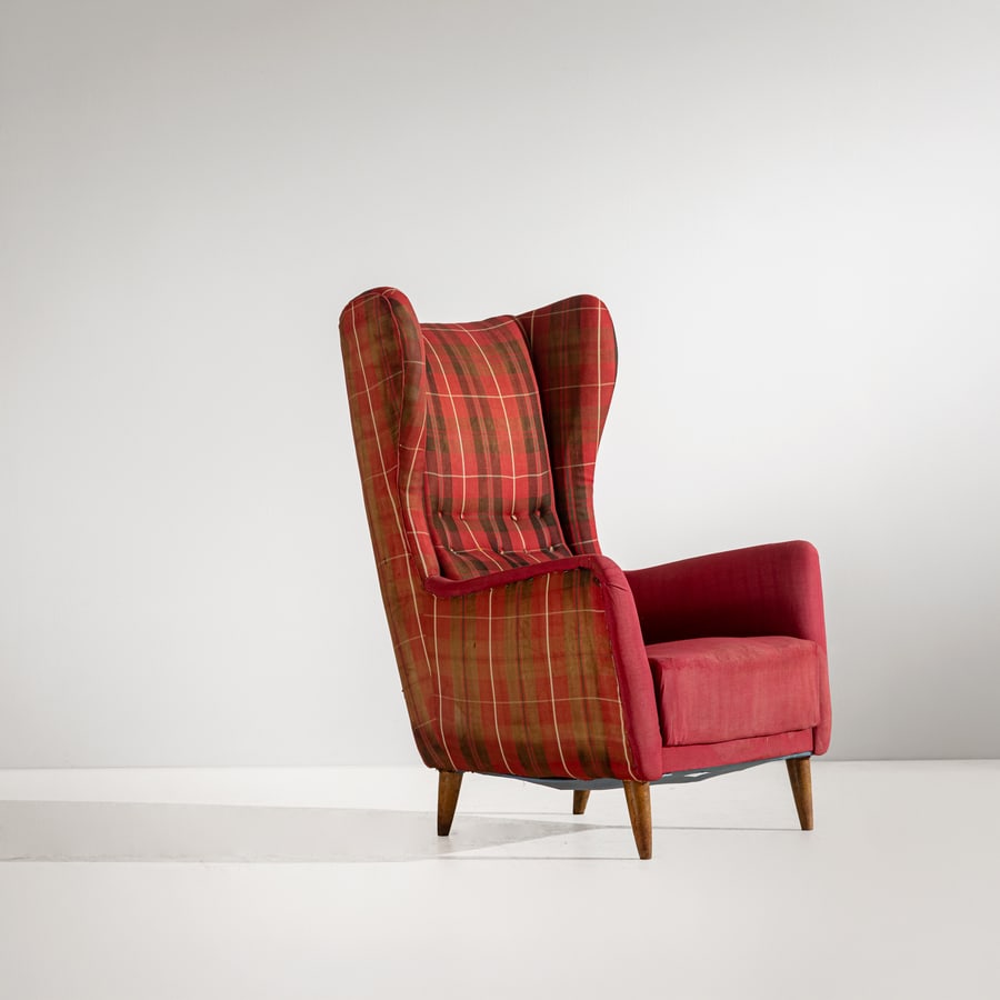 GIO PONTI: Poltrona. Legno tornito, tessuto imbottito. Italia anni '50. cm 112x74x87 An armchair by G. Ponti CM 114X76X82 Buone condizioni generali. Piccole righe, leggeri graffi, normali segni dovuti all'uso