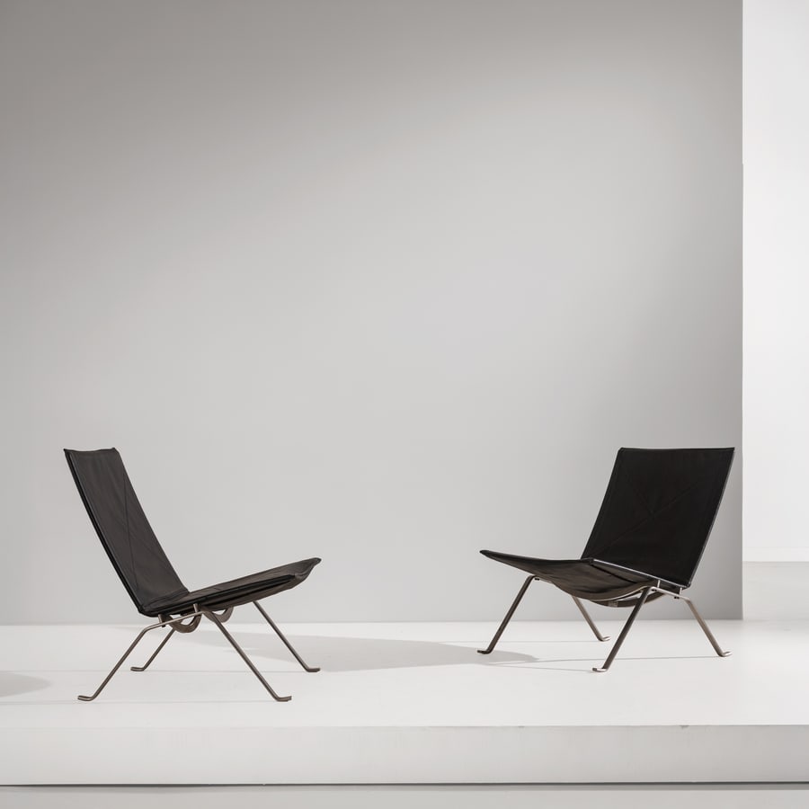 POUL KJ?RHOLM: Coppia di poltrone mod. PK22. Acciaio, pelle imbottita. Produzione Fritz Hansen, 1957 ca. Marchio del produttore. cm 70x65x69 A PAIR OF ARMCHAIRS BY P. KJ?RHOLM M. Sheridan, The Furniture of Poul