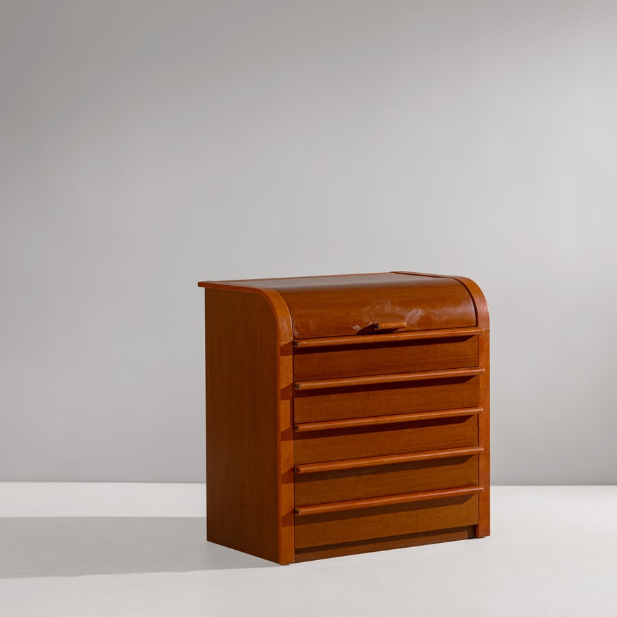 LUIGI MASSONI: Cassettiera. Legno. Produzione Poltrona Frau anni '70. cm 90x85x55 A CHEST OF DRAWERS BY L. MASSONI Buone condizioni generali. Piccole righe, leggeri graffi, normali segni di usura.