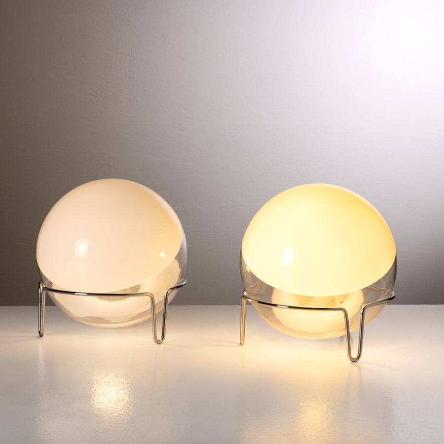 ANGELO MANGIAROTTI: Due lampade da tavolo mod. Sfera. Tondino metallico cromato, vetro lattimo e trasparente ad incalmo. Produzione Skipper, Italia, 1970 ca. cm 20x20x20 ca A PAIR OF TABLE LAMPS BY A. MANGIAROTTI