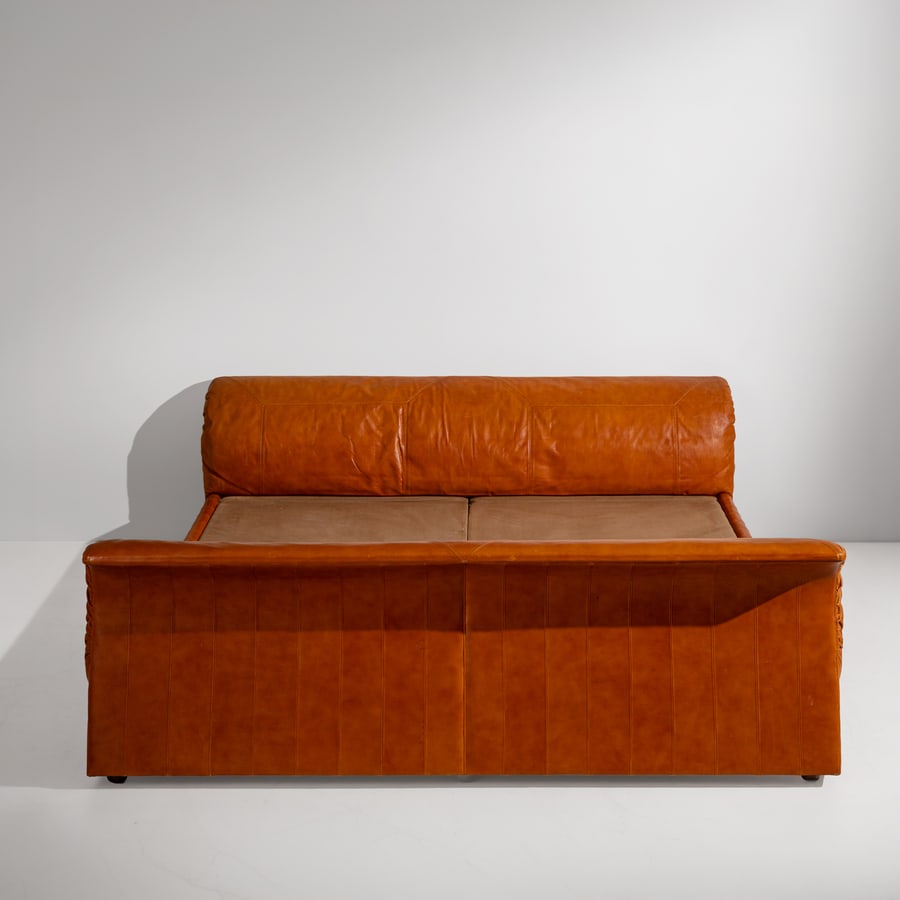 LUIGI MASSONI: Letto. Pelle imbottita, multistrato rivestito in pelle. Produzione Poltrona Frau 1971 ca. Marchio impresso. cm 60x182x255 ca. materasso cm 177x197 A BED BY L. MASSONI G. Gramigna, Repertorio 1950-1980