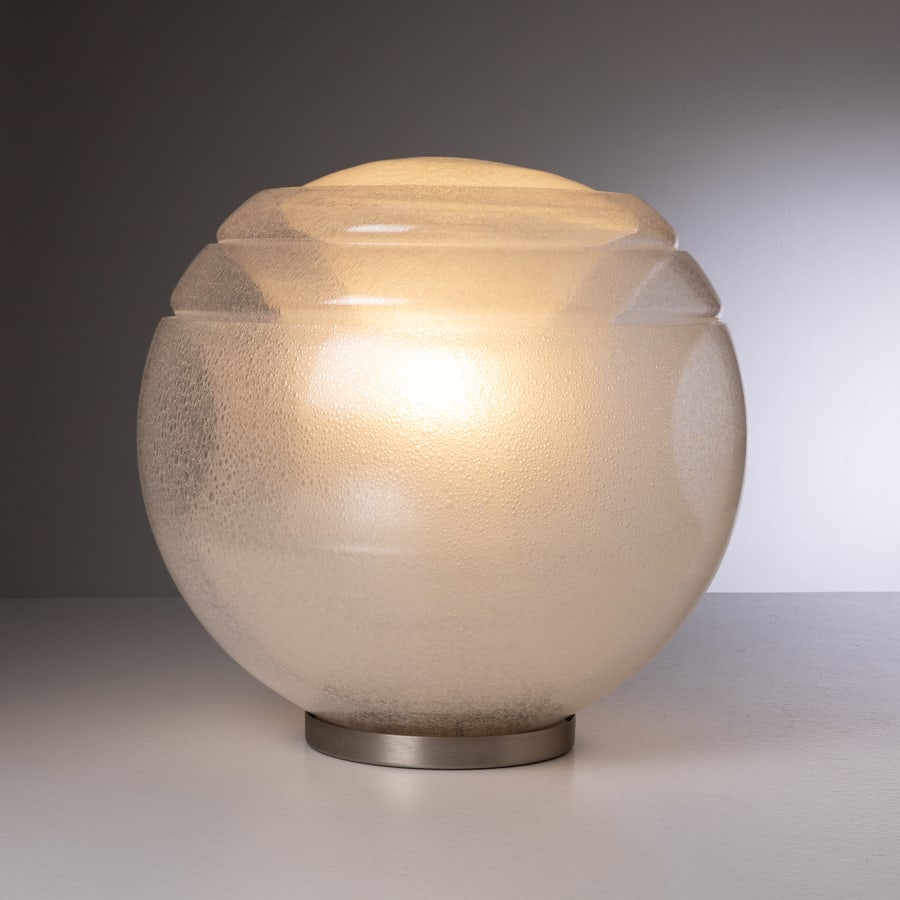 CARLO NASON: Lampada da tavolo, mod LT328. Vetro pulegoso. Produzione Mazzega Murano anni '70. cm 45x45x45 A TABLE LAMP BY C. NASON Buone condizioni generali. Piccole righe, leggeri graffi, normali segni dovuti al