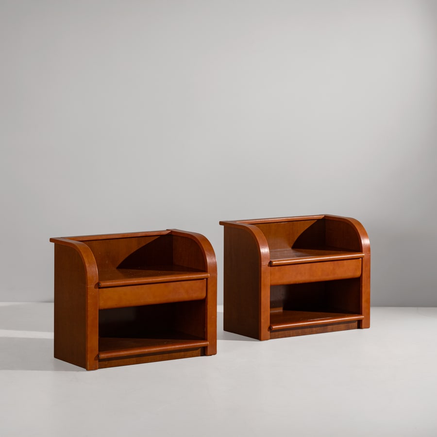 LUIGI MASSONI: Coppia di comodini. Legno. Produzione Poltrona Frau, anni '70. cm 52x64,5x37 A PAIR OF BEDSIDE TABLES BY L. MASSONI Buone condizioni generali. Piccole righe, leggeri graffi, normali segni di usura.