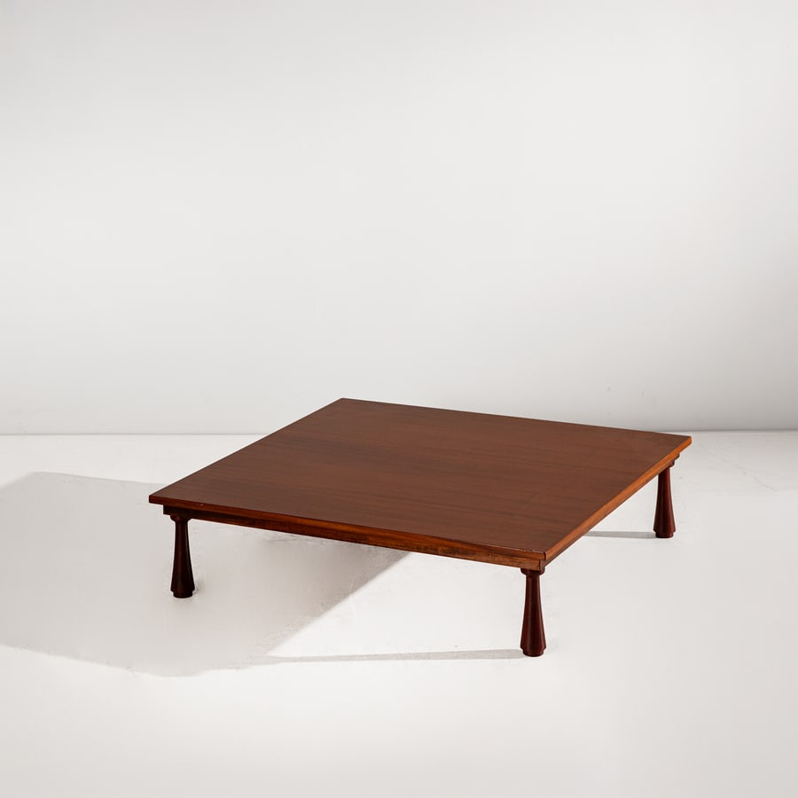 ANGELO MANGIAROTTI: Tavolo basso. Legno. Produzione La sorgente dei Mobili anni '60. Etichetta del produttore. cm 25x100x100 A LOW TABLE BY A. MANGIAROTTI Buone condizioni generali. Piccole righe, leggeri graffi, normali