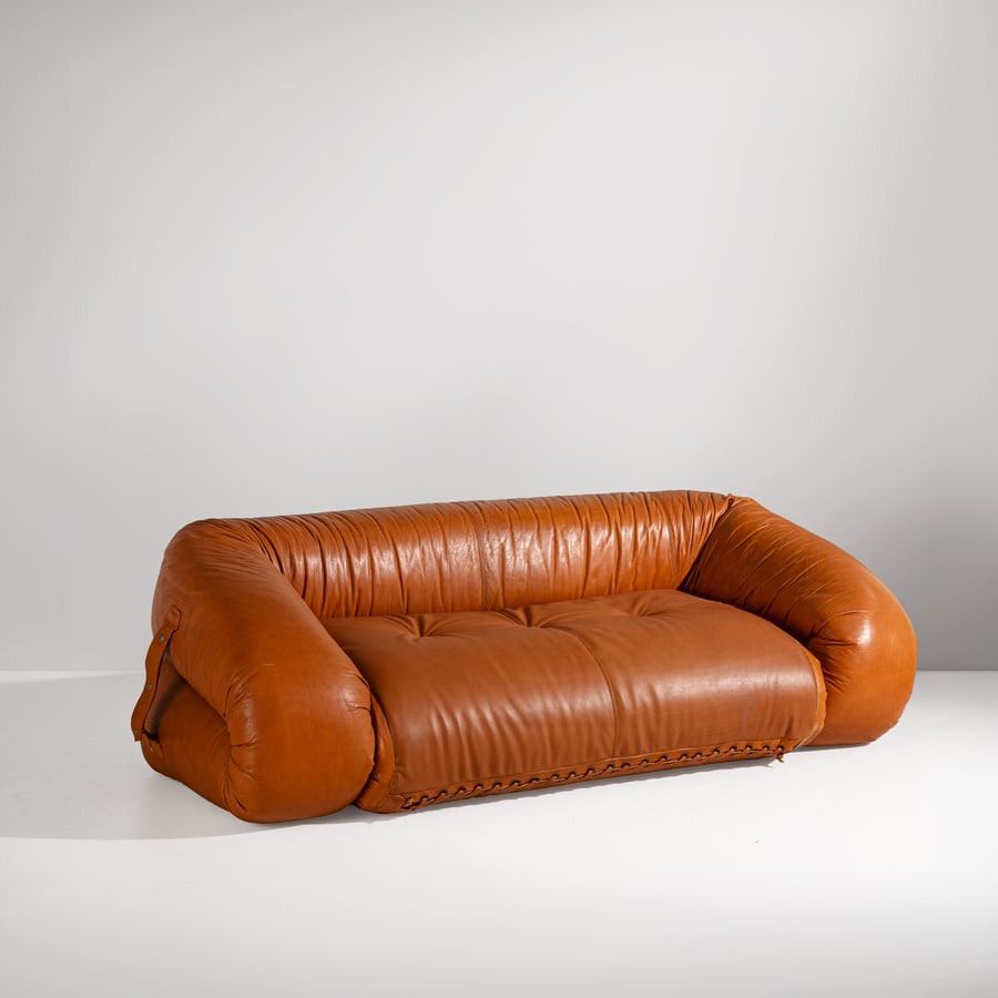 ALESSANDRO BECCHI: Divano mod. Anfibio. Pelle imbottita, metallo cromato, vello sintetico. Produzione Giovannetti, 1970 ca. in questa configurazione (divano) cm 65x185x100 A SOFA BED BY A. BECCHI G. Gramigna,