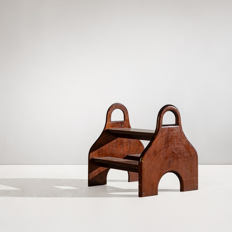 LUIGI CACCIA DOMINIONI (ATTRIB. A): Portariviste/scaletta. Legno di noce. Italia anni '50. cm 60x60x50 A MAGAZINE RACK ; LADDER ATTRIBUTED TO L. C. DOMINIONI Buone condizioni generali. Piccole righe, leggeri graffi, normali segni di usu