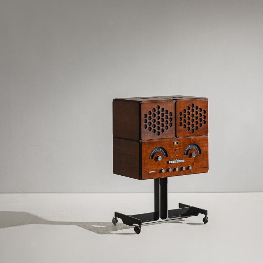 ACHILLE & PIER GIACOMO CASTIGLIONI: Radiofonografo RR 126. Compensato impiallacciato in legno di noce, plexiglass, fusione di alluminio. Produzione Brionvega, 1965 ca. cm 74x122x37 A RADIO BY A. & P. CASTIGLIONI S. Polano, Achille Casti