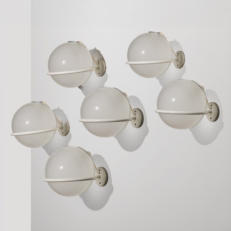 GINO SARFATTI: Sei lampade da parete mod. 239/1 . Metallo verniciato, ottone, alluminio satinato, vetro opalino. Produzione Arteluce, anni '60. cm 30x30x40 SIX WALL LAMPS BY G. SARFATTI M. Romanelli, S. Severi, Gino