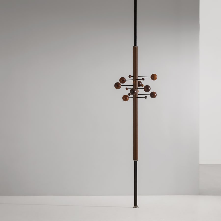 OSVALDO BORSANI: Appendiabiti mod. AT16. Tubo di acciaio laccato, pelle, legno, alluminio. Produzione Tecno 1961 ca. Altezza massima cm 310 ca. minima 210 ca. A COAT HANGER BY O. BORSANI R. Aloi, l'Arredamento