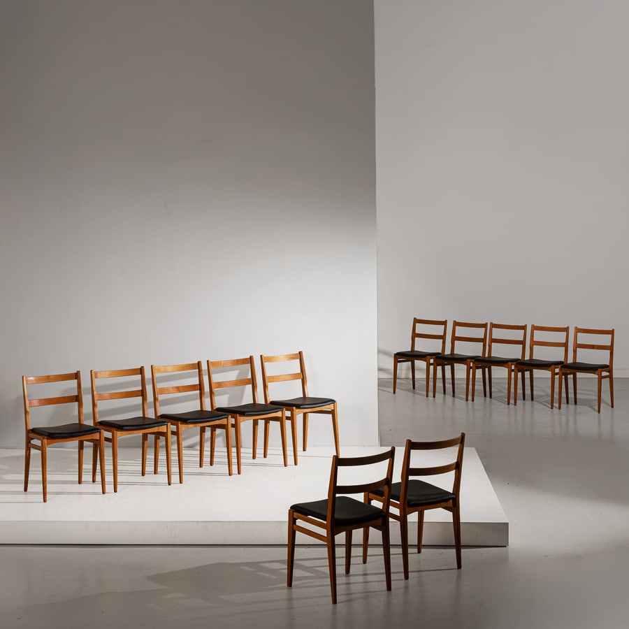 MELCHIORRE BEGA: Dodici sedie mod. 103. Legno di noce, pelle imbottita. Produzione Cassina, 1961. cm 83x45x50 TWELVE CHAIRS BY M. BEGA G. Gramigna, Repertorio 1950-1980, Mondadori, Milano, 1985, p. 171. Buone condizio