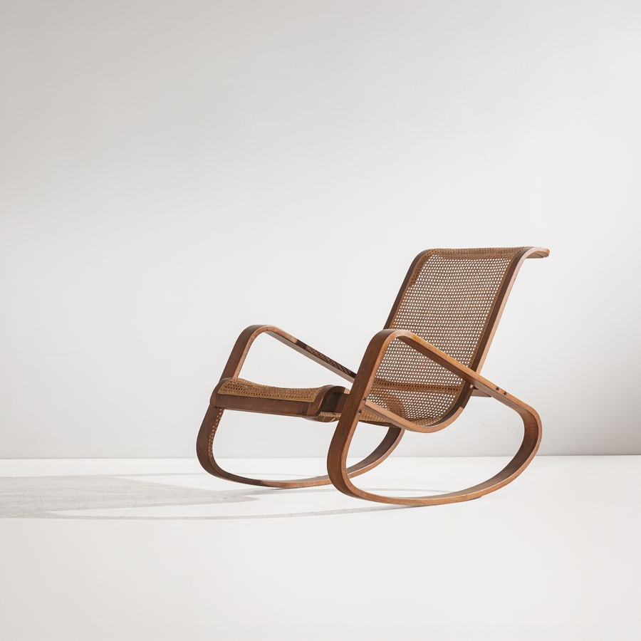 LUIGI CRASSEVIG: Dondolo. Multistrato curvato impiallacciato, paglia di Vienna. Produzione Porino Torino, anni '70. cm 81x69x110 A ROCKING CHAIR BY L. CRASSEVIG Buone condizioni generali. Segni di usura dovuti all'uso