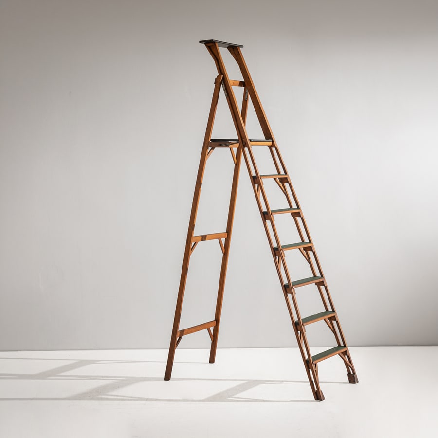 FRATELLI ALBINI (ATTRIB. A): Scala da biblioteca. Legno di faggio. Italia 1960 ca. cm 230x53x120 A LIBRARY LADDER ATTRIBUTED TO F. ALBINI Buone condizioni generali. Segni di usura dovuti all'uso quotidiano. Piccole righe, piccole