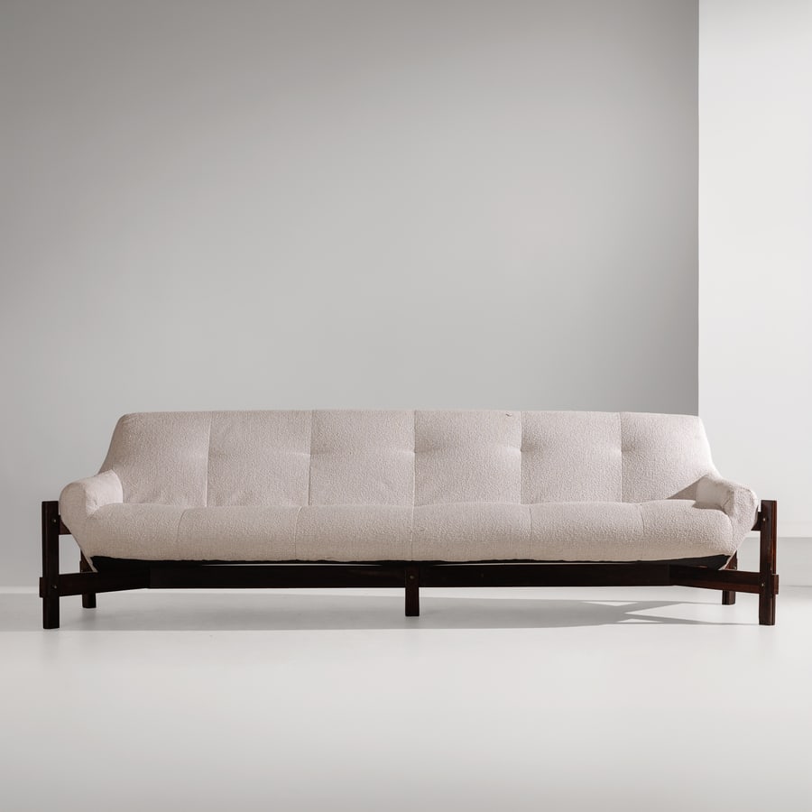 PERCIVAL LAFER: Divano. Legno esotico, metallo, tessuto imbottito. Produzione Lafer S. A, Brasile, anni '60. cm 71x250x75 A SETTEE BY P. LAFER Discrete condizioni generali. Righe, graffi, normali segni di usura. Meta