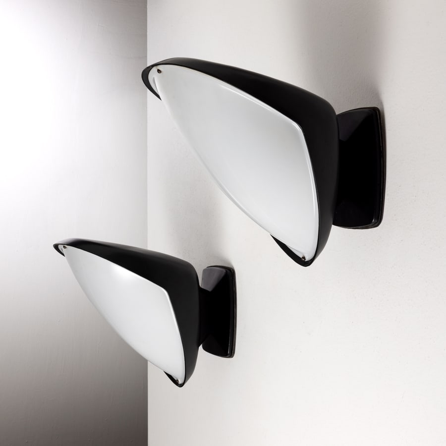 GIO PONTI (ATTRIB. A): Coppia di lampade da parete. Metallo laccato, perspex opalino. Produzione Greco, Italia, 1950 ca. cm 30x25x35 A PAIR OF WALL LIGHTS ATTRIBUTED TO G. PONTI Buone condizioni generali. Piccole righe, nor