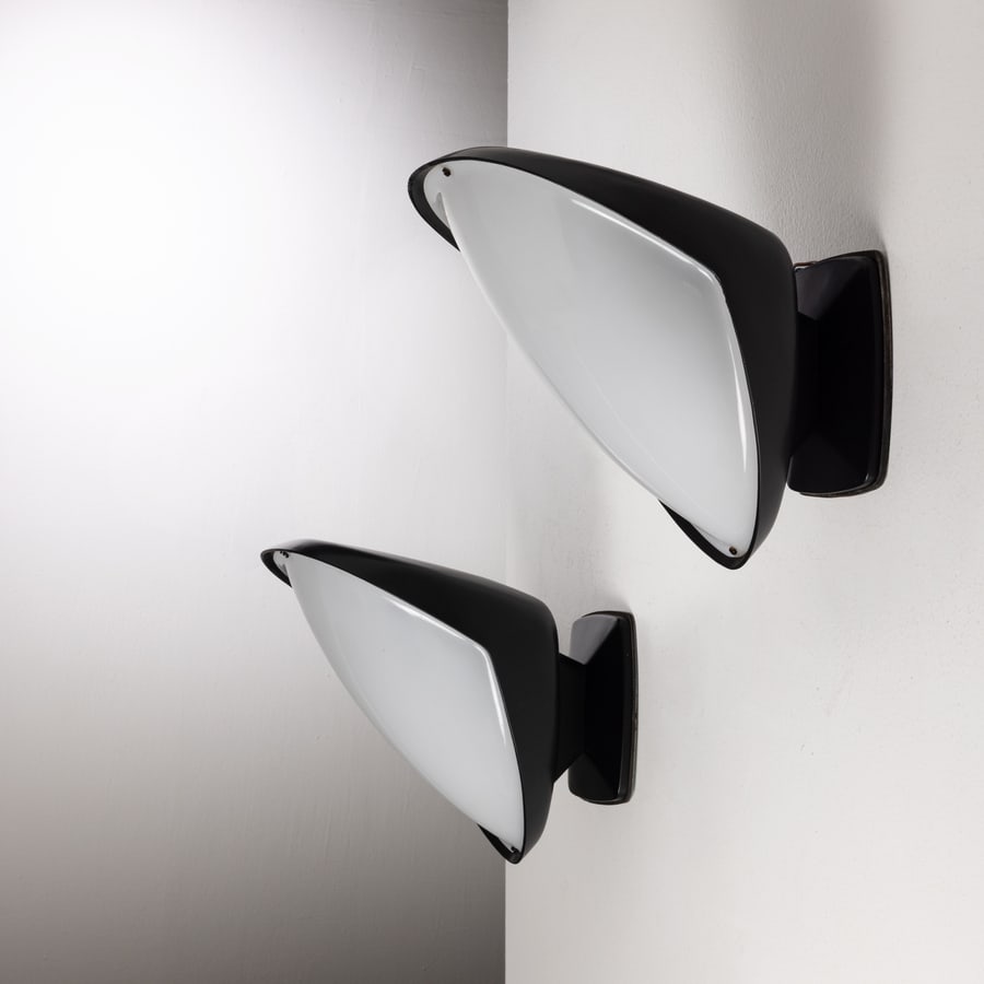 GIO PONTI (ATTRIB. A): Coppia di lampade da parete. Metallo laccato, perspex opalino. Produzione Greco, Italia, 1950 ca. cm 30x25x35 A PAIR OF WALL LIGHTS ATTRIBUTED TO G. PONTI Buone condizioni generali. Piccole righe,