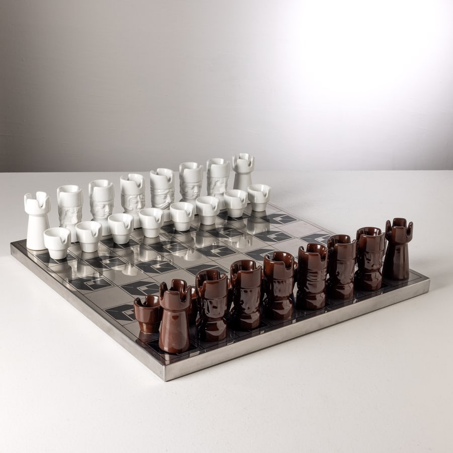 IL PICCHIO: Grande Scacchiera. Metallo cromato, ceramica colorata. Italia anni '70. Firma su ogni elemento in ceramica. scacchiera cm 3x58x58 A CHESS BOARD BY IL PICCHIO Buone condizioni generali. Piccole righe,