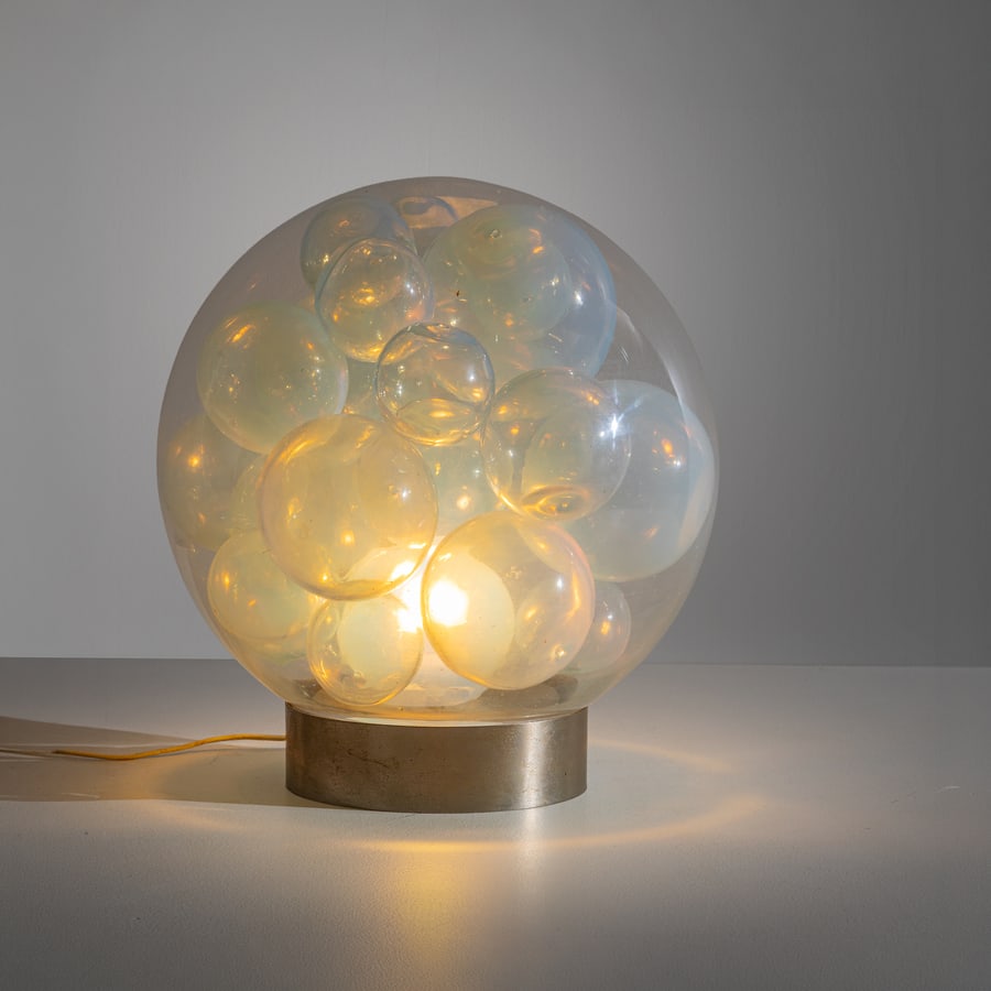 CARLO NASON: Lampada da tavolo. Acciaio, vetro soffiato. Produzione A.V. Mazzega anni '70. cm 45x35x35 A TABLE LAMP BY C. NASON Buone condizioni generali. Piccole righe, leggeri graffi, normali segni di usura. Met