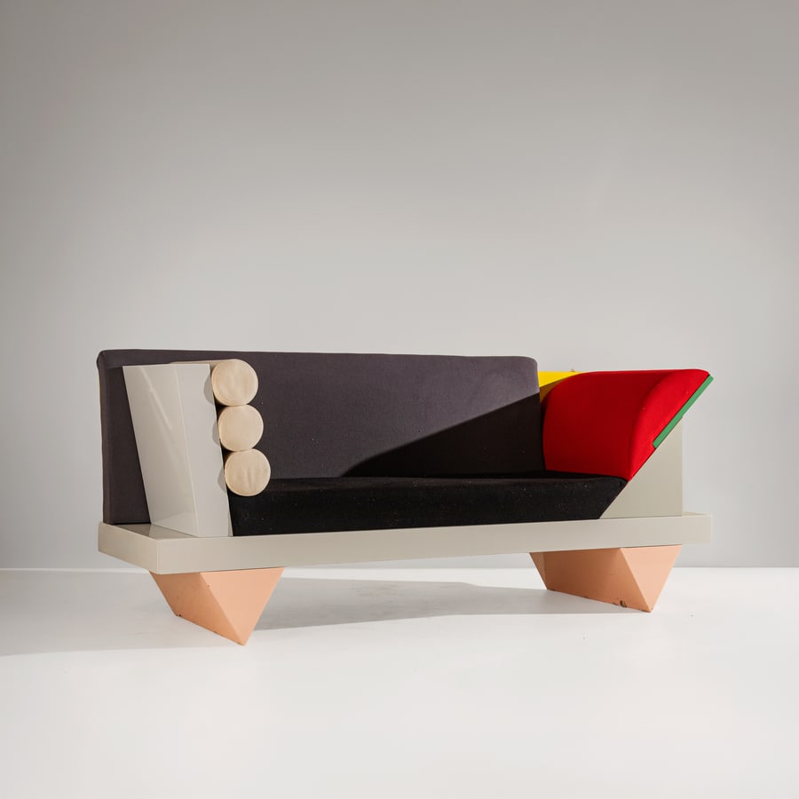 PETER SHIRE: Divano mod. Big Sur. Legno laccato, tessuto imbottito. Produzione Memphis, Italia, 1985. cm 90x211x73 A SETTEE BY P. SHIRE Buone condizioni generali. Piccole righe, leggeri graffi, normali segni di us