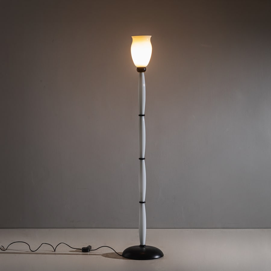 AURELIANO TOSO: Lampada da terra. Metallo verniciato, vetro colorato. Murano anni '80. Traccia di etichetta applicata al diffusore in vetro. cm 185x39x39 A FLOOR LAMP BY A. TOSO Buone condizioni generali. Piccole