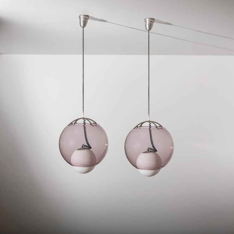 CARLO NASON: Due lampade a sospensione mod. Occhio. Metallo cromato, vetro soffiato, vetro opalino. Produzione Linea GB anni '70. diametro diffusore cm 35 A PAIR OF CEILING LAMPS BY C. NASON R. Chiesa, A.