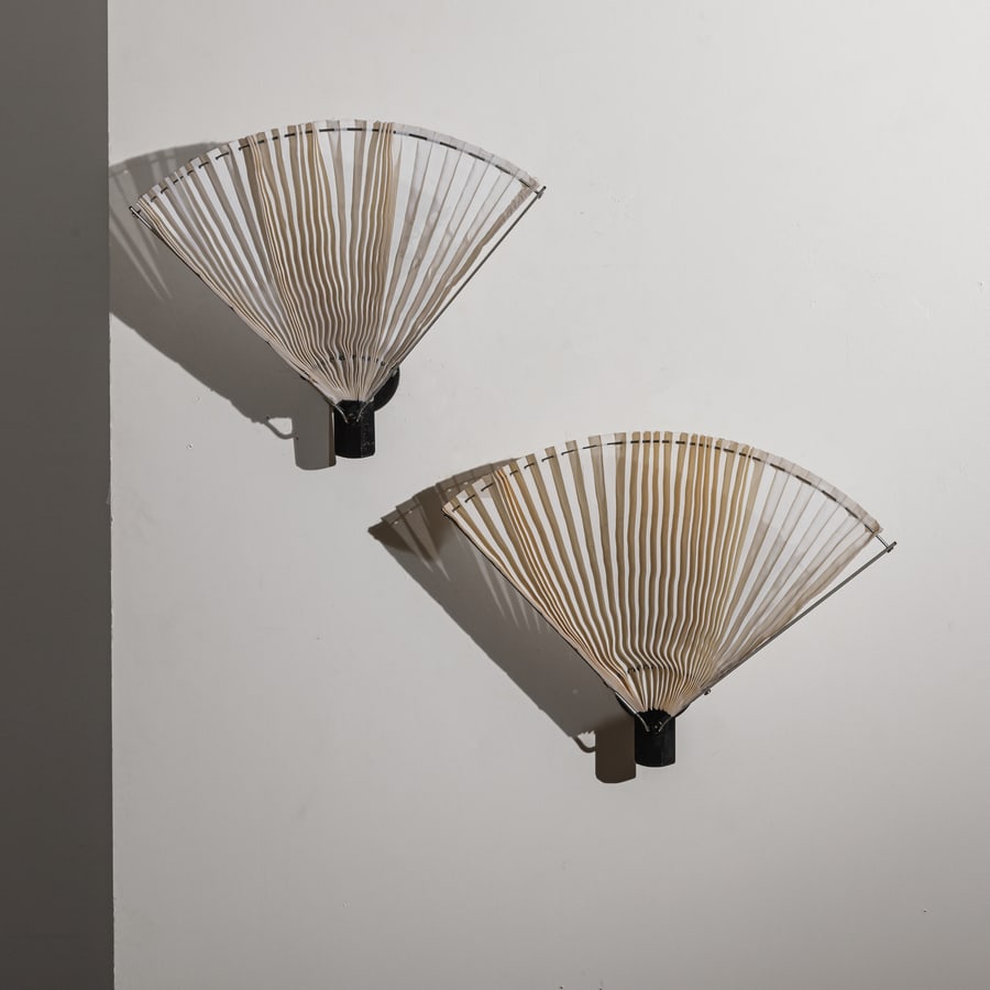 AFRA & TOBIA SCARPA: Coppia d lampade da parete mod. Ventaglio. Metallo verniciato, metallo cromato, tessuto. Produzione Floss anni '80. cm 60x80x22 ca. A PAIR OF WALL LIGHTS BY A. & T. SCARPA G. Gramigna, Repertorio del