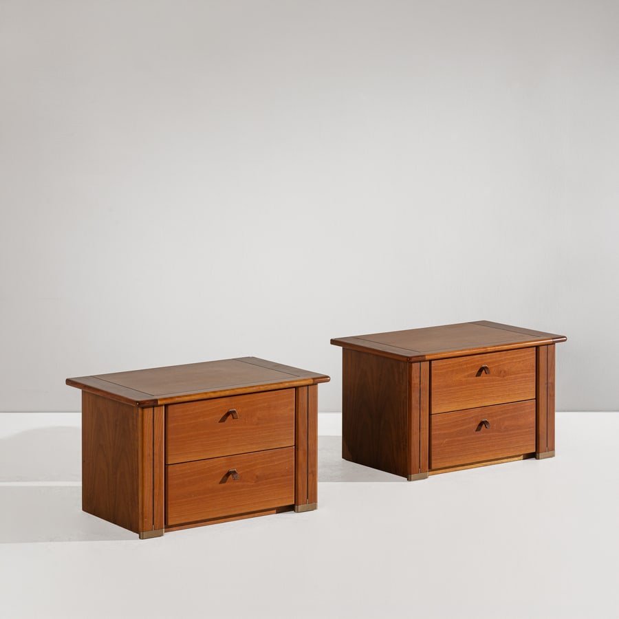AFRA & TOBIA SCARPA: Coppia di comodini della serie Mirò. Legno. Produzione Molteni anni '80. cm 41x67x42 A PAIR OF BEDSIDE TABLES BY A. & T. SCARPA Buone condizioni generali. Piccole righe, leggeri graffi, normali