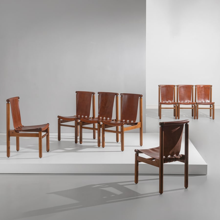 ILMARI TAPIOVAARA: Otto sedie. Legno di noce, cuoio. Esposizione Permanente Mobili Cantù, 1958 ca cm 92x48x55 EIGHT CHAIRS BY I. TAPIOVAARA Discrete condizioni generali. Piccole righe, leggeri graffi, normali