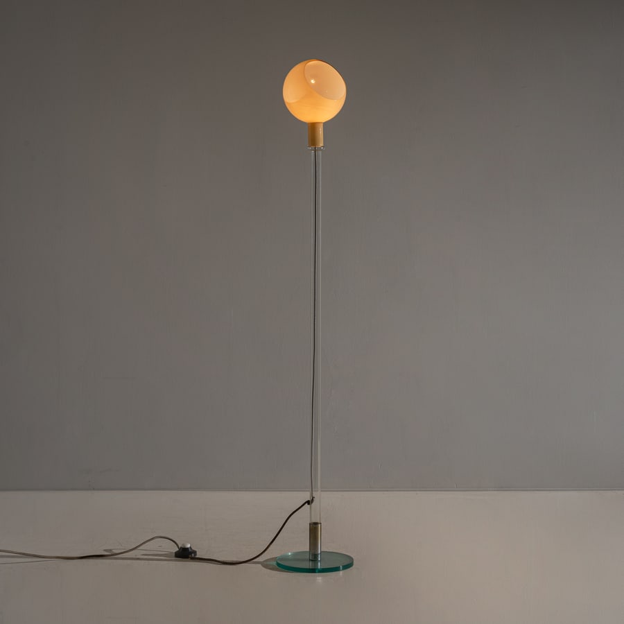 GAE AULENTI & PIERO CASTIGLIONI: Lampada da terra mod. Parola. Vetro borosilicato, cristallo molato, metallo cromato. Produzione Fontana Arte, 1980 ca. cm 157x24x24 A FLOOR LAMP BY G. AULENTI & P. CASTIGLIONI Buone condizioni