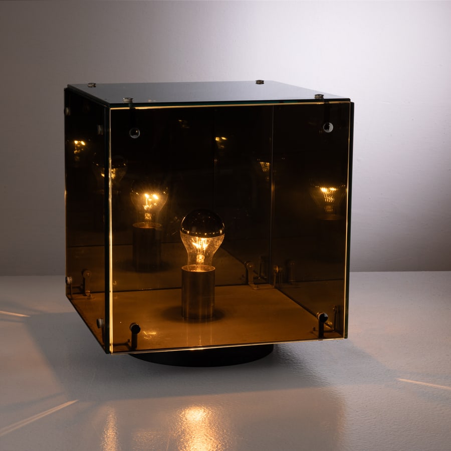 GRUPPO A.R.D.I.T.I: Lampada da tavolo mod. Prismar. Metallo cromato, cristallo argentato semitrasparente Mirropane. Etichetta del produttore Nucleo, divisione Sormani cm 35x32x32 A TABLE LAMP BY GRUPPO A.R.D.I.T.I Casa