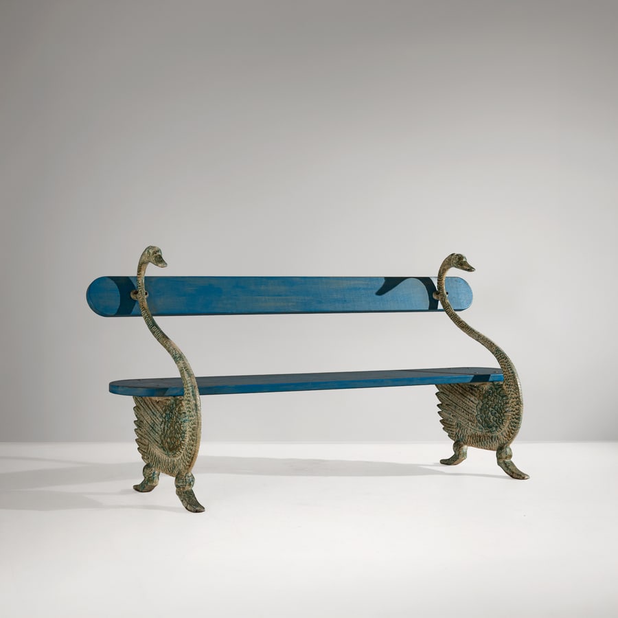 MANIFATTURA ITALIANA: Panca. Fusione di metallo patinata, legno verniciato. Italia anni '70. cm 90x175x60 ca AN ITALIAN BENCH Discrete condizioni generali. Righe, graffi, normali segni di usura. Metallo in patina. Lieve