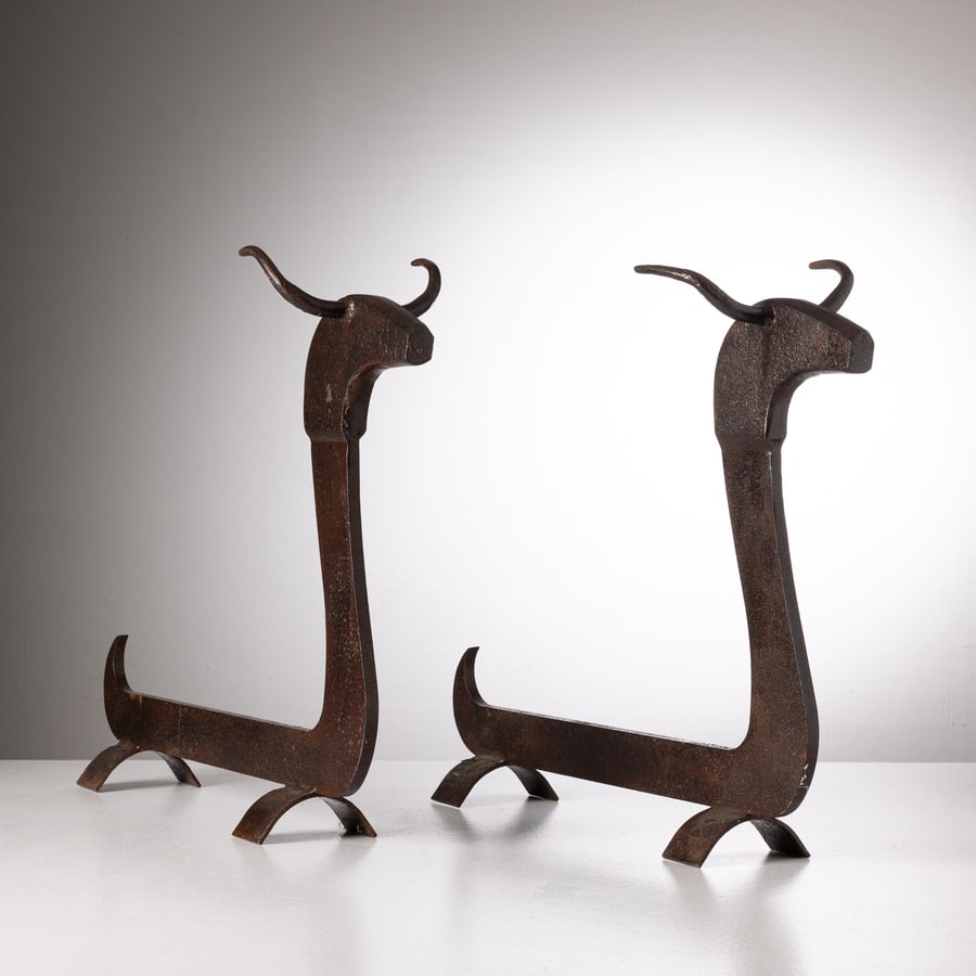 MANIFATTURA FRANCESE: Coppia di alari a forma di toro. Ferro battuto e lavorato a caldo. Francia anni '40. cm 50x18x60 A PAIR OF FRENCH FIRE WINGS Buone condizioni generali. Piccole righe, leggeri graffi, normali segni di