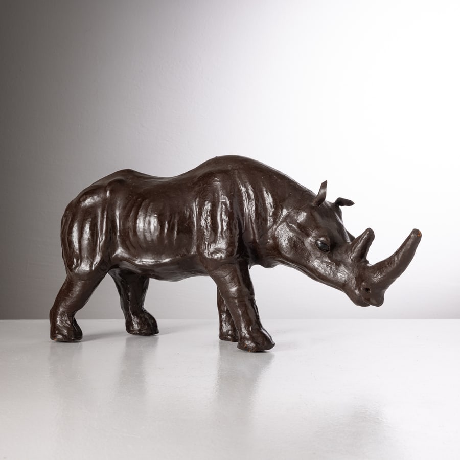 MANIFATTURA ITALIANA: Rinoceronte. Pelle imbottita, resina. Italia anni '70-'80. cm 28x18,5x59 ca. AN ITALIAN RHINO ORNAMENT Buone condizioni. Piccole righe, leggeri graffi e segni di usura. Trascurabili mancanze , aloni,