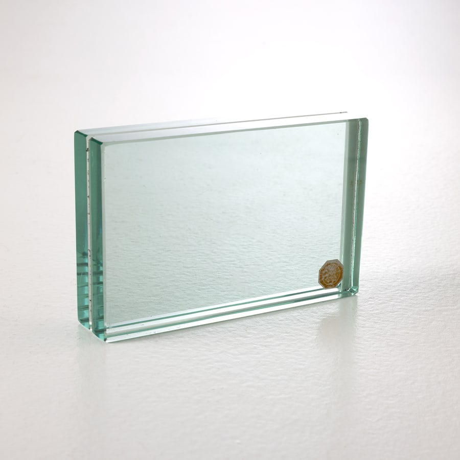 FONTANA ARTE: Portaritratti. Cristallo molato. Etichetta del produttore. Italia, anni '60. cm 9x14x3 A PHOTO FRAME BY FONTANA ARTE L. Falconi, Fontana Arte: una storia trasparente, Skira, 1998, p. 50, esemplare