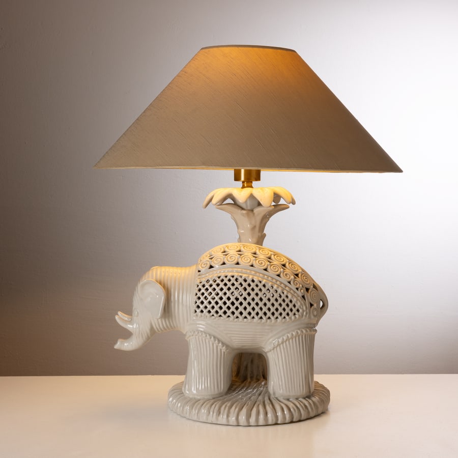 TOMMASO BARBI (ATTRIB. A): Lampada da tavolo. Ceramica invetriata, metallo, ottone, tessuto. Italia, anni '70. Con paralume cm 62 x diametro 54 A TABLE LAMP ATTRIBUTED TO T. BARBI Condizioni generali molto buone. Righe, segni
