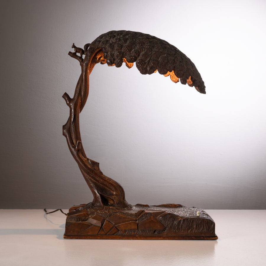 MANIFATTURA ITALIANA: Lampada da tavolo. Legno massello intagliato. Italia anni '30 cm 44x32x18 ca. AN ITALIAN TABLE LAMP Condizioni molto buone. Piccole righe, normali segni di usura. Lieve ossidazione. Trascurabili