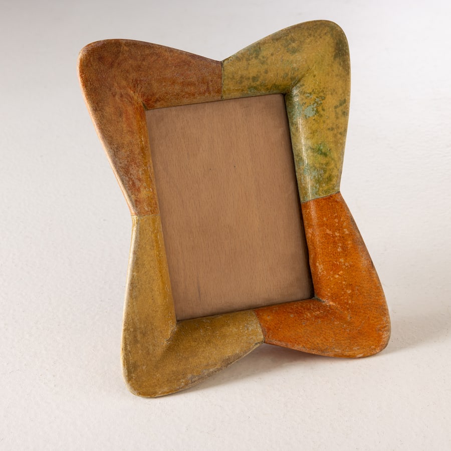GIO PONTI (ATTRIB. A): Portaritratti. Legno sagomato, pergamena tinta all'anilina, compensato, vetro. Italia anni '40-'50. chiusa cm 21x17x3; aperta cm 18x17x13 ca. A PHOTO FRAME ATTRIBUTED TO G. PONTI Condizioni molto