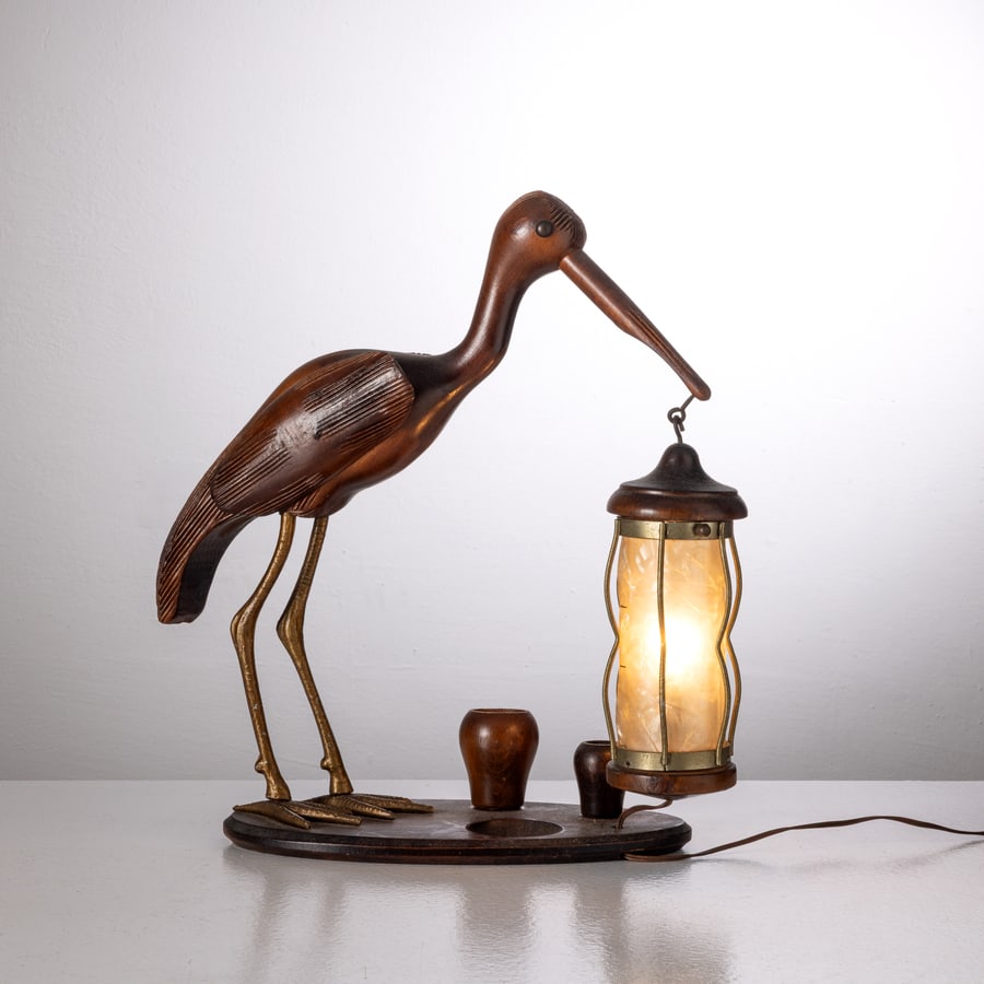 MANIFATTURA ITALIANA: Lampada da tavolo. Legno di noce scolpito, ottone, bronzo, resinflex. Italia anni '50. cm 36x33x15 ca. AN ITALIAN TABLE LAMP Condizioni molto buone. Righe, segni di usura. Lieve ossidazione.