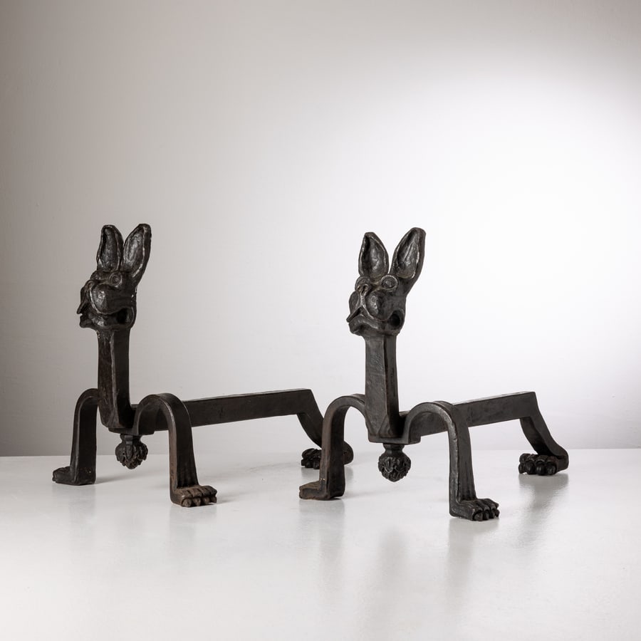 NINO VEGERIO: Due alari da camino per una committenza privata. Ferro lavorato a caldo. Torino 1929 ca. Firma impressa. cm 32x28x46 ca. A PAIR OF ANDIRONS BY N. VEGERIO G. Volpato, Nino Vergerio una vita per il