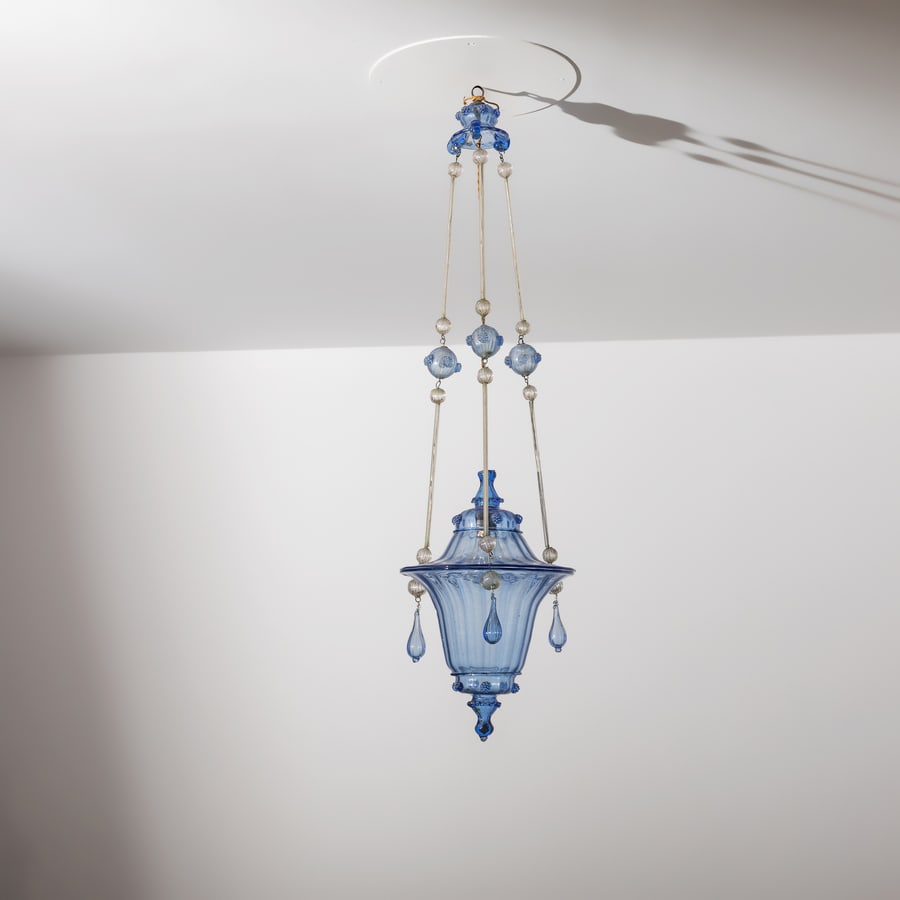 FRATELLI TOSO: Lampada a sospensione. Vetro colorato e lavorato a caldo, metallo. Murano anni '20. cm 110x28x28 ca. A CEILING LAMP BY FRATELLI TOSO Buone condizioni. Piccole righe, normali segni di usura, lieve ossi