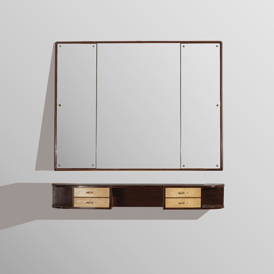 MANIFATTURA ITALIANA: Consolle pensile con specchio ad ante apribili. Legno rivestito in pergamena, legno, ottone, vetro opalino, cristallo specchiato. Italia anni '50. consolle cm 21x108x30; specchio cm 113x148x4 AN