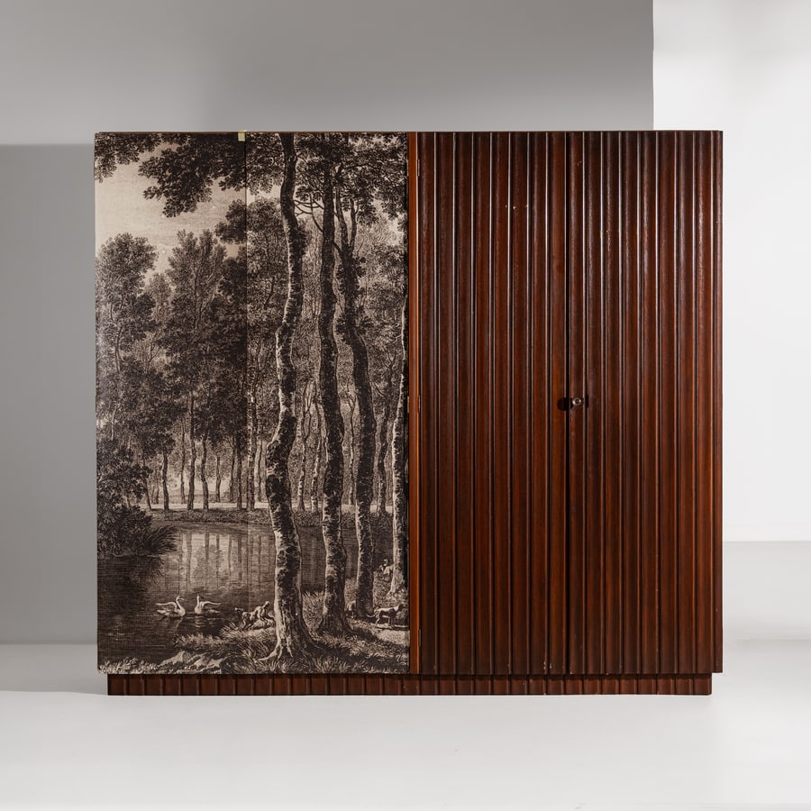 SCUOLA DI TORINO: Armadio da ingresso. Legno di castagno, ottone, cristallo molato, legno di noce, laminato serigrafato. Torino anni '50. cm 212x228x42 ca. A SCUOLA DI TORINO CABINET Buone condizioni. Righe, graffi,