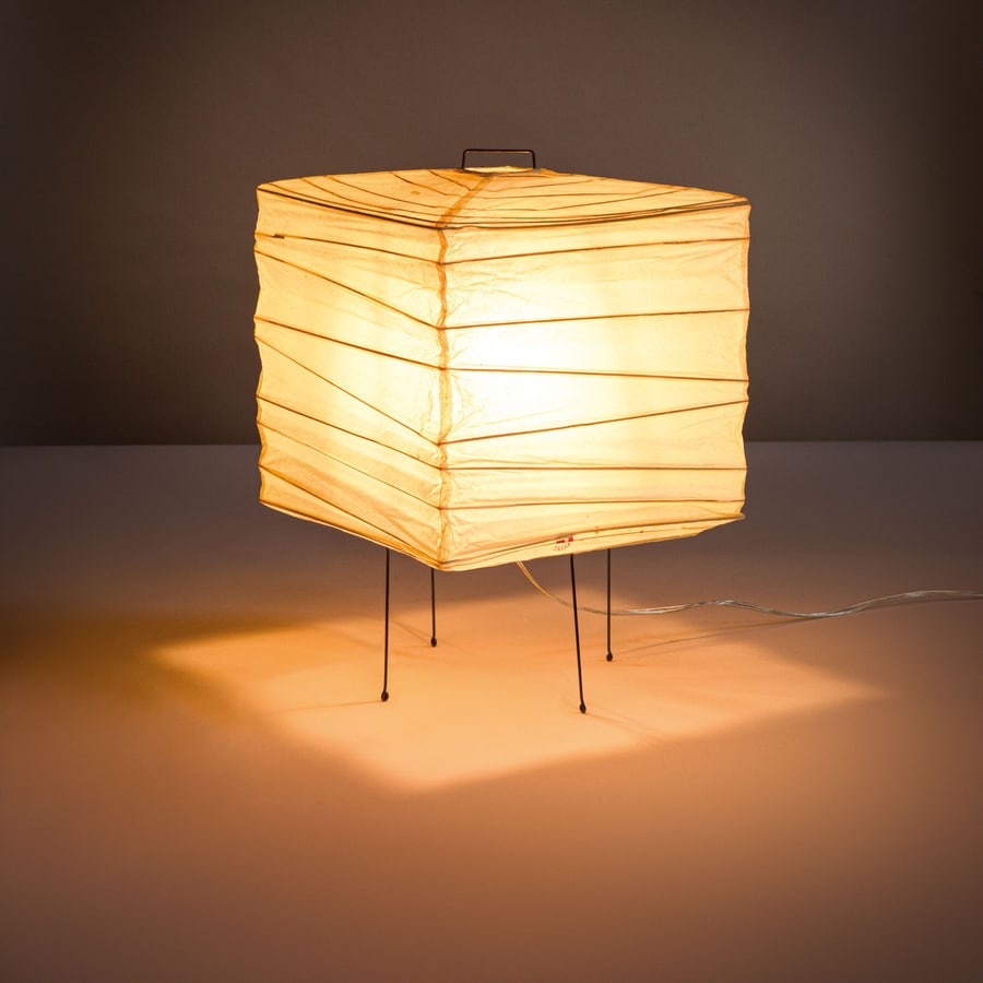 ISAMU NOGUCHI: Lampada da tavolo della serie Akari mod. 3X. Tondino di acciaio smaltato, legno, corda di canapa, carta di gelso. Giappone, anni '60. Marchio ad inchiostro impresso. cm 36x23x23 A TABLE LAMP BY I. NOG