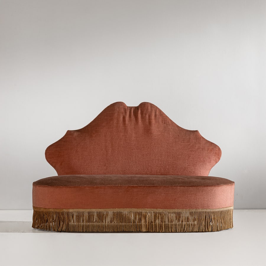 SAVERIO BUSIRI VICI (ATTRIB. A): Divanetto. Legno tornito, tessuto imbottito. Italia, anni '50. cm 128x50x80 A SETTEE ATTRIBUTED TO S. BUSIRI VICI Buone condizioni generali. Piccole righe, leggeri graffi, normali segni di usura.