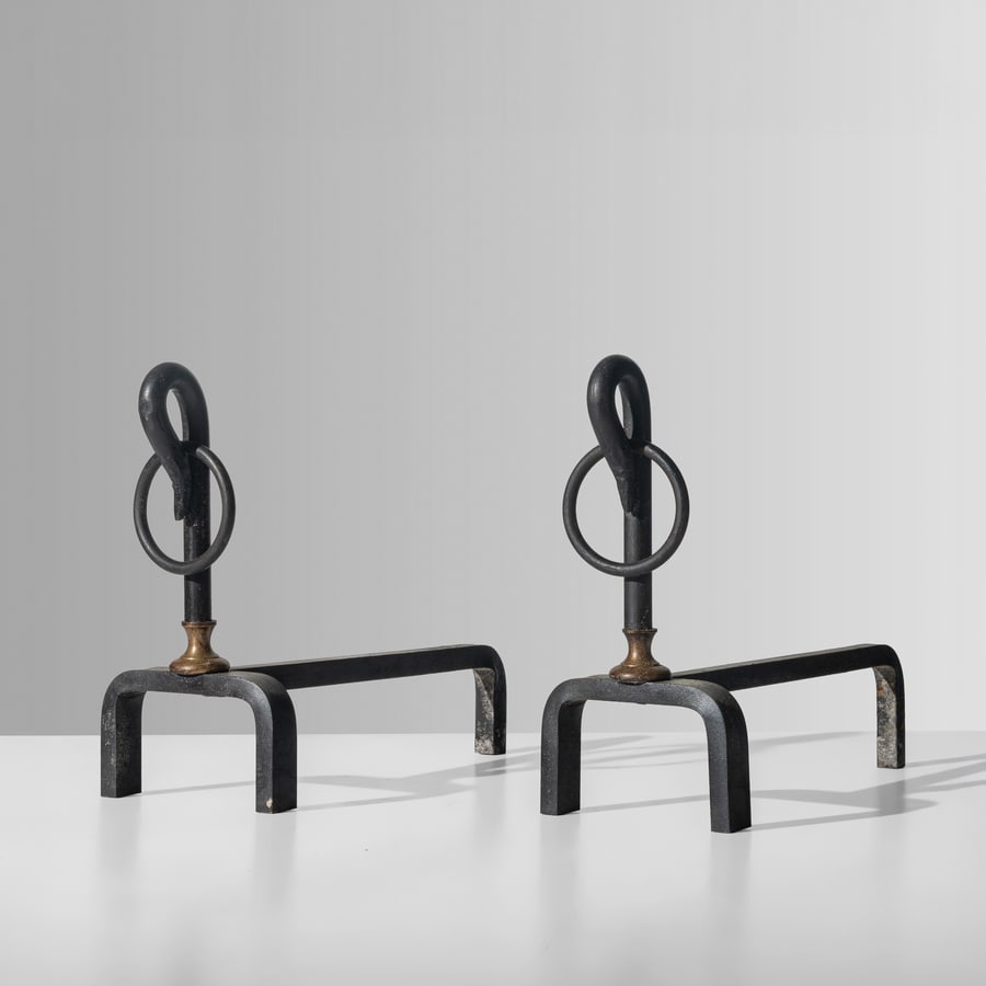 MANIFATTURA ITALIANA: Coppia di alari. Ferro battuto, ottone. Italia anni '60. cm 34x16,5x43 A PAIR OF ITALIAN FIRE WINGS. Buone condizioni generali. Piccole righe, leggeri graffi, normali segni di usura. Ottone in