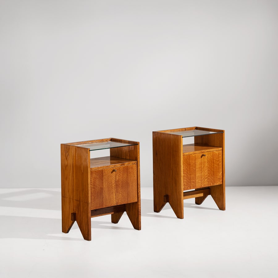 SCUOLA DI TORINO: Due comodini. Legno di rovere, ottone, cristallo molato. Provenienza, Collegio Einaudi, Torino; produzione ISA Bergamo, 1955 ca. Etichetta metallica della manifattura. cm 60x44x32 A PAIR OF 'SCUOLA