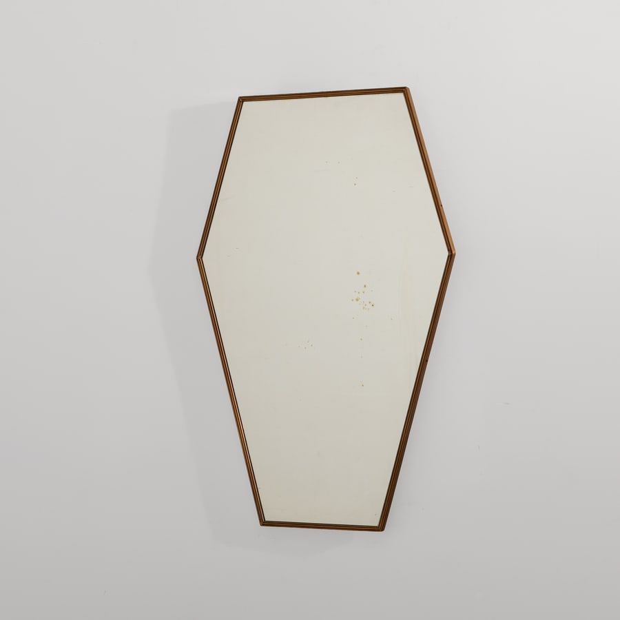 MANIFATTURA ITALIANA: Specchio. Legno, ottone, cristallo specchiato. Italia anni '50 cm 96x60 AN ITALIAN MIRROR Buone condizioni generali. Piccole righe, leggeri graffi, normali segni di usura. Piccole mancanze
