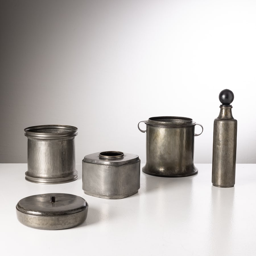 LORENZO BURCHIELLARO: Set da tavolo. Peltro sbalzato. Italia fine anni '60, firma impressa. cm 21x19x25; cm 18x18x18; cm 12,5x17x17, cm 7x19x19; cm 34x7,5x7,5 A PEWTER TABLE SET BY L. BURCHIELLARO Condizioni molto buone.